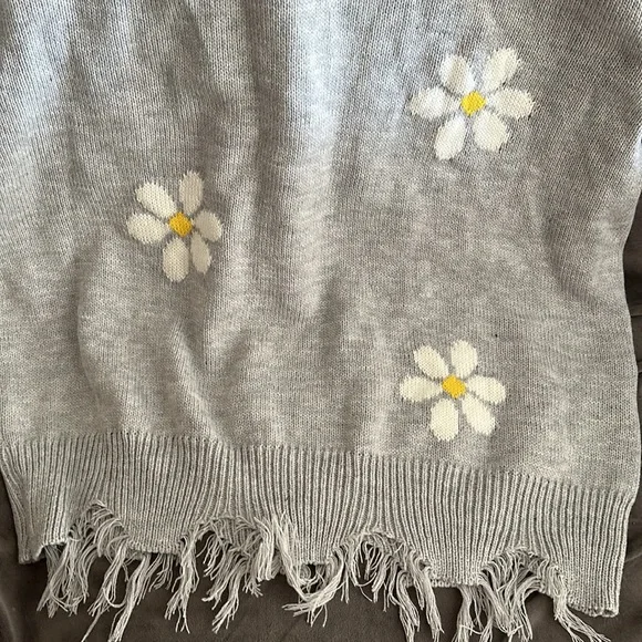 NWT just Polly distressed sweater L flowers gray - Picture 4 of 5